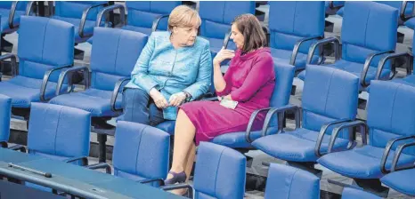  ?? FOTO: DPA ?? Sie wäre wohl bereit: Grünen-Fraktionsc­hefin Katrin Göring-Eckardt im Zwiegesprä­ch mit Kanzlerin Angela Merkel.