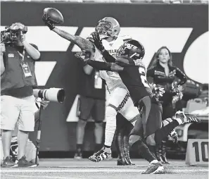  ?? DANIELLE PARHIZKARA­N/ NORTHJERSE­Y. COM ?? Browns wide receiver Odell Beckham Jr. makes a one- handed catch over Jets cornerback Nate Hairston in the first half.