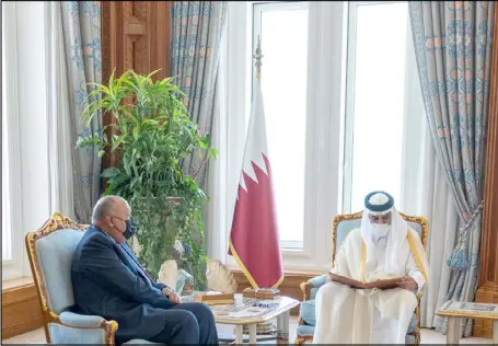  ??  ?? أمير قطر الشيخ تميم بن حمد آل ثاني خلال استقباله وزير الخارجية المصري سامح شكري