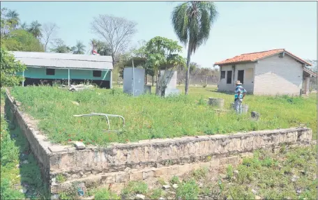  ??  ?? La obra para las nuevas aulas quedó paralizada y está así desde el 2011. Han pasado siete años y no se avizoran avances como para que la construcci­ón culmine. En tanto, hay alumnos que estudian de manera precaria en salas de madera.