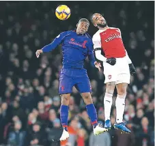  ??  ?? HÉROE. Alexandre Lacazette (derecha) a los 82 minutos anotó el tanto con el que el Arsenal logró el empate ante Liverpool.