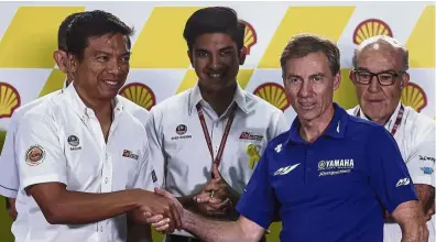  ?? — Bernama ?? Strong ties: SIC chief executive officer Datuk Razlan Razali (left) shaking hands with Yamaha Motor Racing managing director Lin Jarvis after the signing ceremony. Looking on are Youth and Sports Minister Syed Saddiq Syed Abdul Rahman (centre) and Dorna chief executive officer Carmelo Ezpeleta.