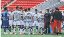  ??  ?? ESFUERZO. Los Zorros no la tendrán fácil ante el equipo regio.
IMAGO7