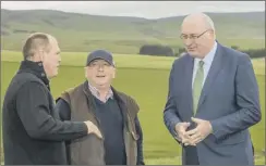  ??  ?? Robert and Gavin Hamilton with EU commission­er Phil Hogan