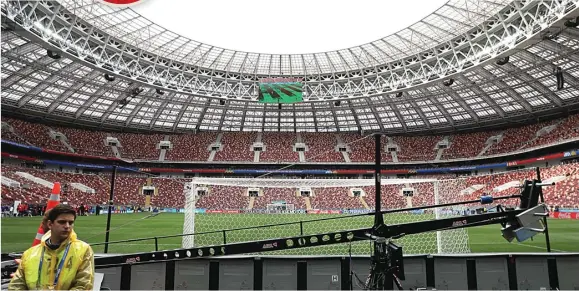  ?? ANGGER BONDAN/JAWA POS ?? PERSIAPAN AKHIR: Suasana Stadion Luzhniki di Moskow, Rusia, dua hari menjelang pembukaan Piala Dunia 2018. Para petugas melakukan cek akhir sebelum mensterilk­an area.