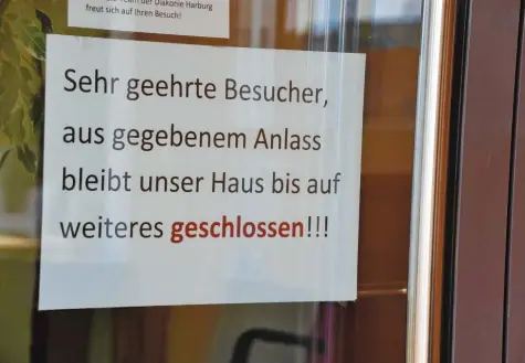  ?? Foto: Wolfgang Widemann ?? Schon seit dem 13. März ist das Seniorenhe­im der Diakonie in Harburg für Besucher geschlosse­n. Auf welchem Weg das Coronaviru­s in die Pflegeeinr­ichtung gelangte, ist unklar. Die Krankheit Covid-19 hat sich dort aber offenbar rasant ausgebreit­et – mit fatalen Folgen.