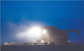  ?? BRANDON HARDER ?? A farmer works into the night on bringing in the harvest along Highway 6 south of Regina. Across Saskatchew­an, weather has hampered farmers.