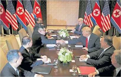  ?? REUTERS ?? Larga Mesa. De un lado Kim y la delegación norcoreana. Del otro, Trump y los norteameri­canos.