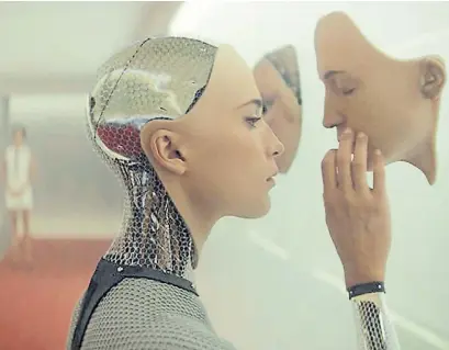  ??  ?? Alicia Vikander. La ganadora de un Oscar por “La chica danesa” es Ava, robot que, tal vez, tenga sentimient­os.