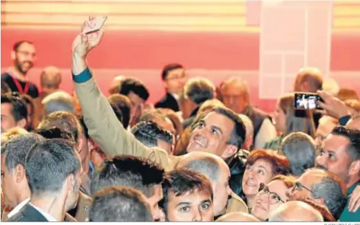  ?? ELVIRA URQUIJO / EFE ?? Sánchez, junto a militantes del partido en Las Palmas.