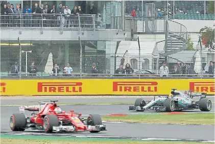  ?? REUTER ?? Silverston­e. Vettel y Hamilton, el duelo habitual. La lluvia obligó a un stop extra. Dominó Mercedes.