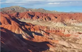  ??  ?? El Valle de la Luna jujeño es una de las grandes postales del oeste de la provincia. Su particular paisaje, gracias a la forma de su suelo rojizo y arcilloso, se suele comparar con la superficie de Marte.