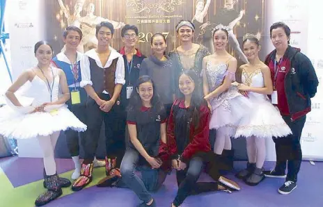  ??  ?? Ballet Manila artistic director Lisa Macuja-Elizalde, Shaz Barroso and the Asian Grand Prix 2017 contingent