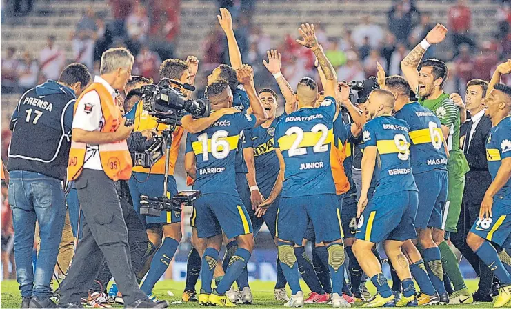  ?? JORGE SANCHEZ ?? Levante la mano el puntero. Los titulares, los suplentes, los decisivos y los que colaboraro­n festejan de nuevo en el Monumental, como hace casi un año.