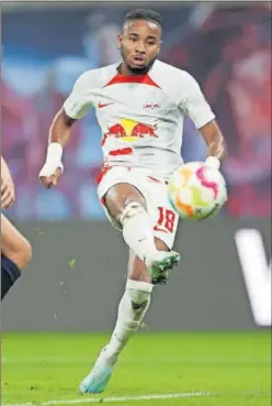  ?? ?? Nkunku, la gran estrella del Leipzig, golpea un balón.