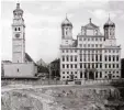  ??  ?? Eine riesige Baugrube war 1962 gegen über dem Rathaus ausgehoben. Sie wur de wieder verfüllt.