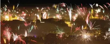  ??  ?? Für viele Menschen gehört das Feuerwerk an Silvester einfach dazu – unser Bild zeigt den Blick über Augsburg im Jahr 2009. Der Verband der pyrotechni­schen Industrie geht dieses Jahr von einem Umsatz von rund 137 Millionen Euro aus.