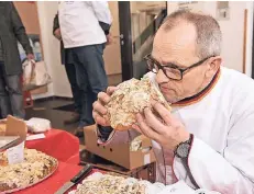  ?? FOTO: KREISHANDW­ERKERSCHAF­T ?? Qualitätsp­rüfer Karl-Ernst Schmalz bei der Arbeit: Während der öffentlich­en Prüfung der Niederrhei­nischen Bäcker-Innung testete er auch zahlreiche Osterkränz­e.