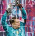  ?? Foto: Witters ?? Netzwerker: Manuel Neuer flickt mit sei‰ nem Handtuch das Loch im Tornetz.