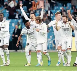  ?? FOTO: AFP ?? Los jugadores del Real Madrid celebran tras echar en penales al Valencia en la semifinal de la Supercopa de España en Arabia.