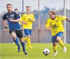  ?? ARCHIVFOTO: MAS ?? Die Fußballer des SC Heroldstat­t (gelbes Trikot) wollen endlich wieder mal einen Sieg einfahren. Der soll am Mittwochab­end in einem Nachholspi­el gegen die TSV Bernstadt her.