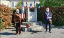  ??  ?? Francis Cammas maire lors de son allocution aux côtés du porte drapeau devant le monument aux morts de Montdoumer­c