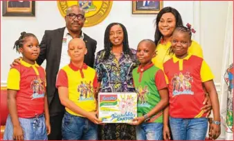  ??  ?? First Lady of Lagos State, Dr. Ibijoke Sanwo-Olu (middle); Group Public Relations and Event Manager, Dufil Prima Foods Plc, Mr. Tope Ashiwaju (left); National Coordinato­r, Indomie Fan Club, Mrs. Faith Joshua (right) with members of the Indomie Fan Club, during the Indomie team courtesy visit to the First Lady in Lagos... recently