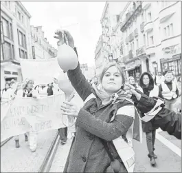  ??  ?? Unas 300 mujeres del movimiento chalecos amarillos protestaro­n ayer en la ciudad francesa de Le Mans contra el gobierno y el abuso policiaco. Foto Afp