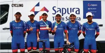  ??  ?? Sapura Cycling’s Akmal Hakim Zakaria (third from left) with teammates at the National Championsh­ips in Melaka yesterday.