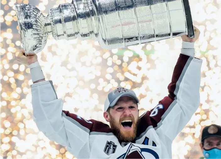  ?? BILD: DIRK SHADD ?? Gabriel Landeskog höjer Stanley Cup, som andre svensk lagkapten genom tiderna.