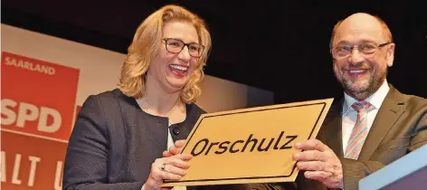  ?? FOTO: BECKER&BREDEL ?? Orscholz steht am Freitag ganz im Zeichen von Martin Schulz: Anke Rehlinger überreicht ihm ein entspreche­nd abgewandel­tes Ortsschild.