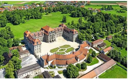  ??  ?? BAROCKE RESIDENZ Fürstbisch­of Lothar Franz von Schönborn ließ Schloss Weißenstei­n zwischen 1711 und 1718 errichten. Kaiser Karl VI. unterstütz­te den Bau der privaten Sommerresi­denz finanziell