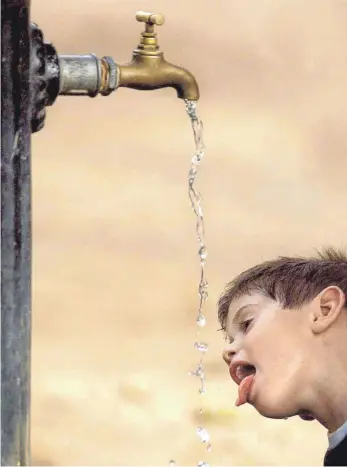  ?? FOTO: DPA ?? Kinder, Sportler, alte Menschen – jeder braucht genug Wasser zum Trinken, sonst drohen schnell gesundheit­liche Probleme.