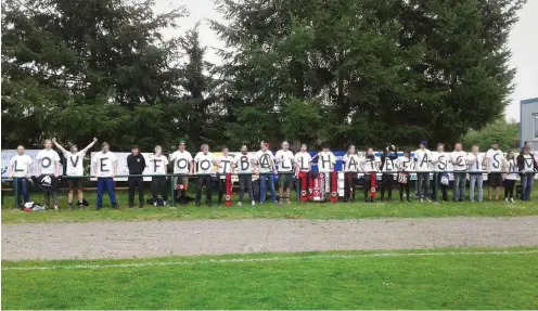  ?? Foto: RSL ?? So umgingen die Fans von Roter Stern Leipzig beim Auswärtssp­iel in Schildau das Transparen­tverbot.