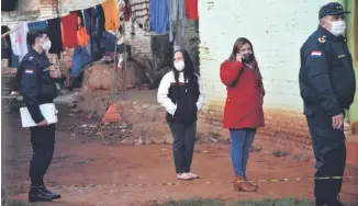  ??  ?? La fiscala Carolina Martínez de la ciudad de Capiatá (de abrigo rojo) junto al director de Policía de Central Crio. Gral. Silvio Cantero (d) dirigieron los procedimie­ntos en el lugar del hecho.