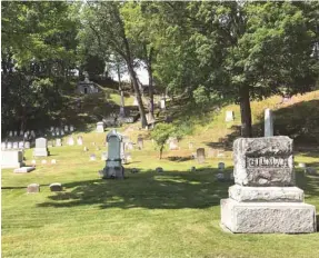  ??  ?? Le cimetière-jardin Mount Hope, à Bangor, a servi de lieu de tournage pour le film Pet Sematary (1989), qui a terrifié toute une génération.