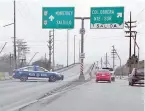  ?? ?? Autoridade­s de Protección Civil de Monclova y Frontera cerraron los puentes vehiculare­s debido a que el pavimento estaba cubierto de hielo.