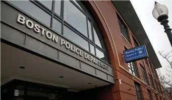  ?? MATT sTonE / hErAld sTAff filE ?? ON THE RIGHT TRACK: The Boston Police Department’s community policing model has drawn praise from the Obama administra­tion, among others.
