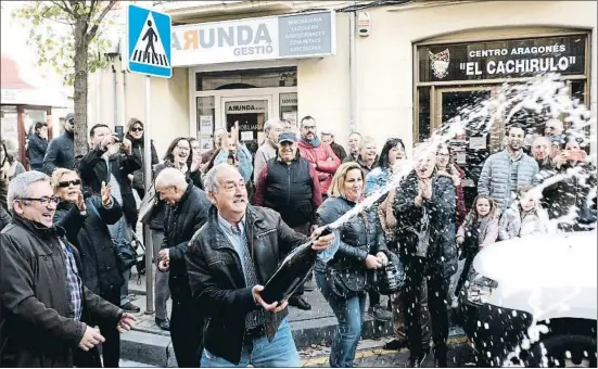  ?? XAVI JURIO / ARCHIVO ?? El 22 de diciembre del año pasado, la calle Ample se convirtió en una fiesta en la que cientos de reusenses celebraron la lluvia de millones