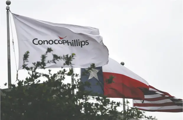  ?? Loren Eliott / REUTERS ?? Houston-based Conoco emerged from the oil market slump in a relatively strong position with about US$7 billion of cash on hand.