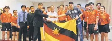  ?? — Photo by Chai Chang Yu ?? Ong (fifth left) hands over the flag to the Sarawak team while (from sixth left) Table Tennis Associatio­n of Sarawak president Michael Teo Kim Huat, Ling, Chung and sponsor Dato Wong Hee Toh’s representa­tive Wong Soon Yong look on.