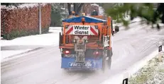  ?? FOTO: GENTSCH/DPA ?? Ein Streufahrz­eug fährt im Januar auf einer Straße in Bielefeld.