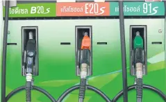  ?? SOMCHAI POOMLARD ?? Retail prices for gasohol and diesel have been cut by another baht per litre during the long holiday period.