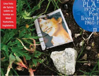  ??  ?? Una foto de Sylvia sobre su tumba en West Yorkshire, Inglaterra.