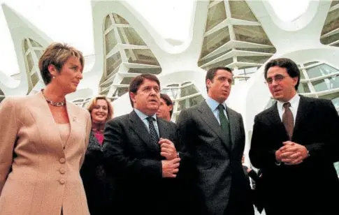  ?? // MIKEL PONCE ?? José Luis Olivas y Eduardo Zaplana, en el centro, en la inauguraci­ón del Museo de las Ciencias en el 2000