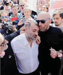  ?? FOTO ANSA ?? Fedelissim­o Vito Leccese con Antonio Decaro durante il corteo di solidariet­à al sindaco