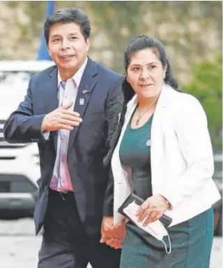  ?? EFE ?? El presidente Pedro Castillo junto a su esposa, Lilia Paredes//