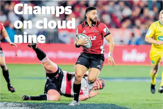  ?? Photos / Getty Imags ?? Richie Mo’unga on the break on Saturday and below, hoisting the Super Rugby trophy.