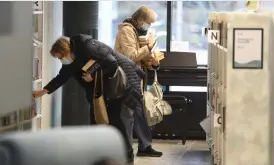  ?? FOTO: HEIKKI ?? Bland annat biblioteke­n stänger i huvudstads­regionen som en åtgärd
■ för att minska på smittsprid­ningen. Beslut fattas på torsdagen.