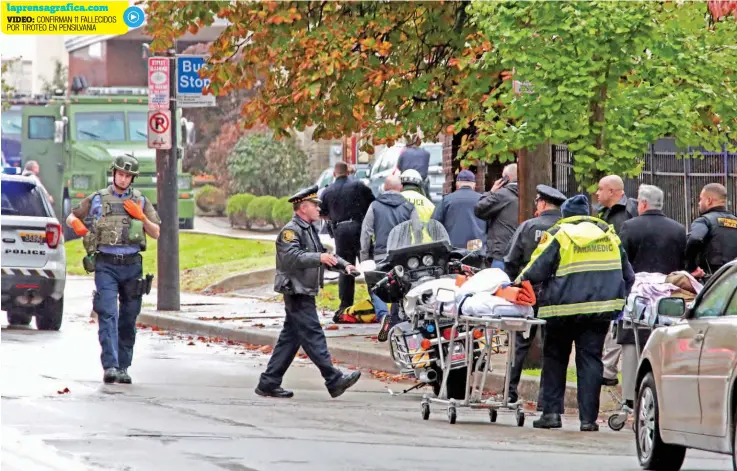  ??  ?? Cordón de seguridad. Los oficiales de policía aseguran la escena donde unas 11 personas fueron asesinadas en la Congregaci­ón del Árbol de la Vida en el vecindario de Squirrel Hill, en Pittsburgh.